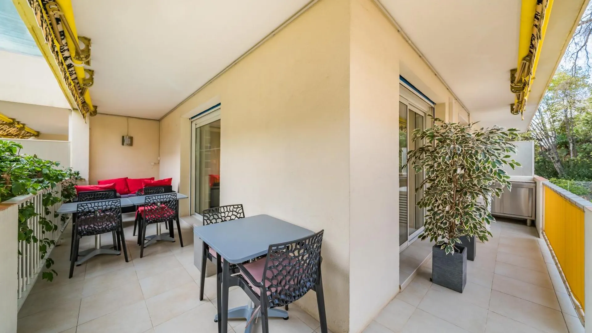 3 Pieces Au Calme Avec Terrasses Et Verdure カンヌ 0*,  フランス