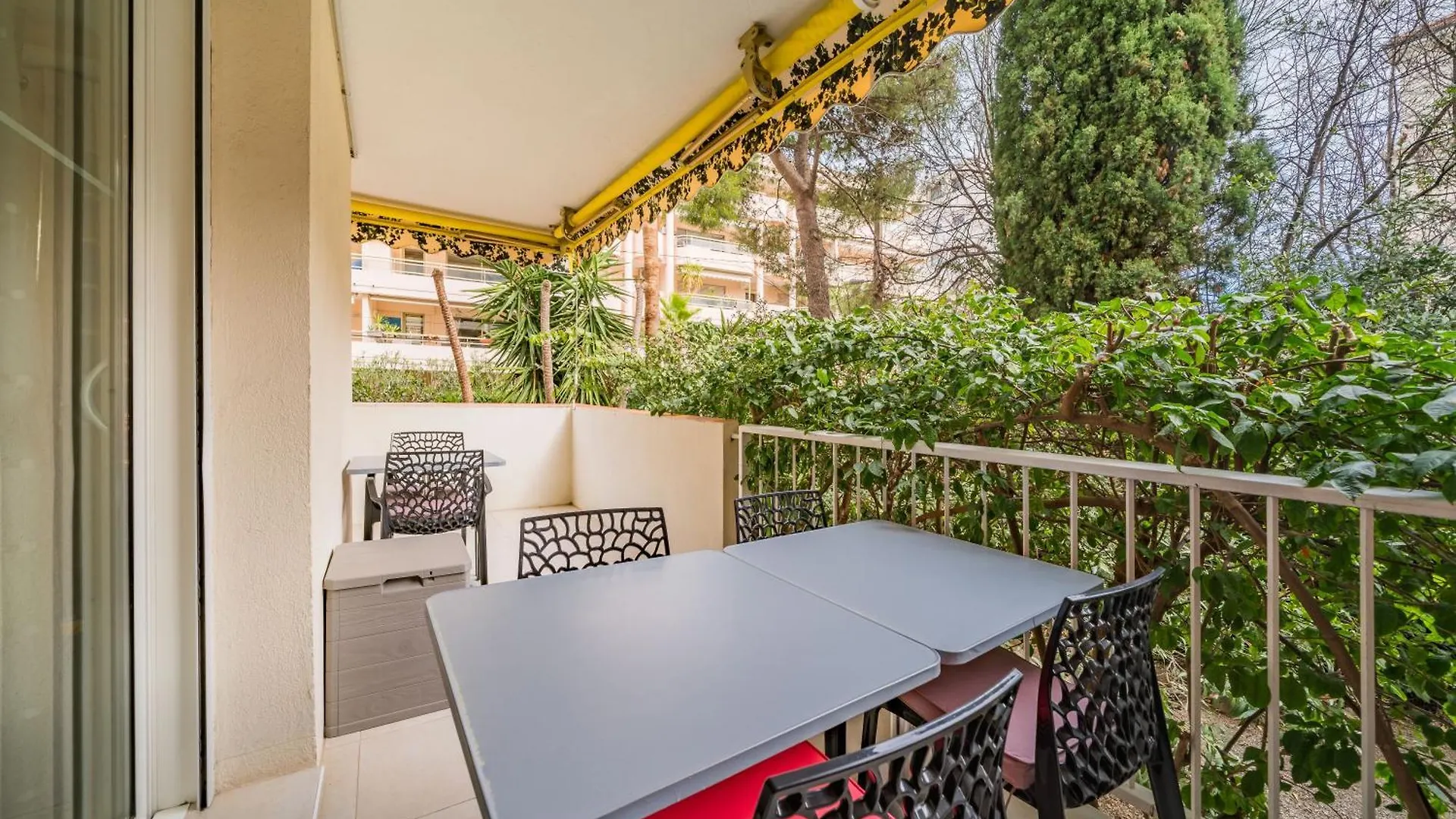 3 Pieces Au Calme Avec Terrasses Et Verdure カンヌ